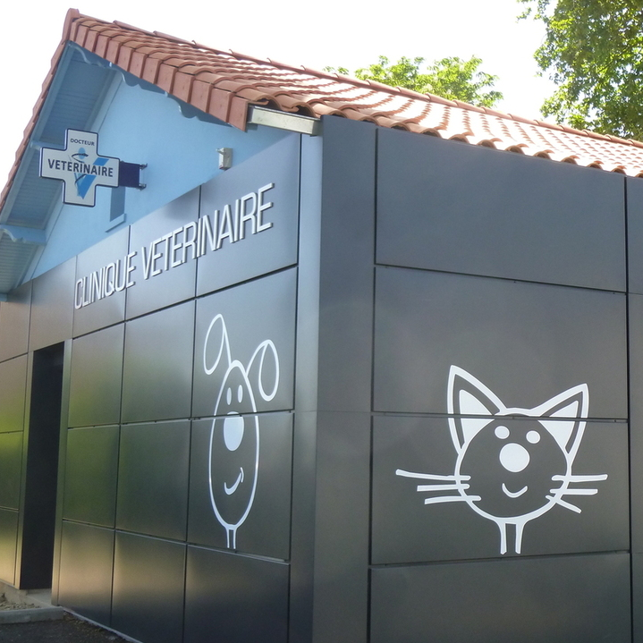 Bienvenue sur le site de la clinique vétérinaire du docteur MELLE et de son équipe.