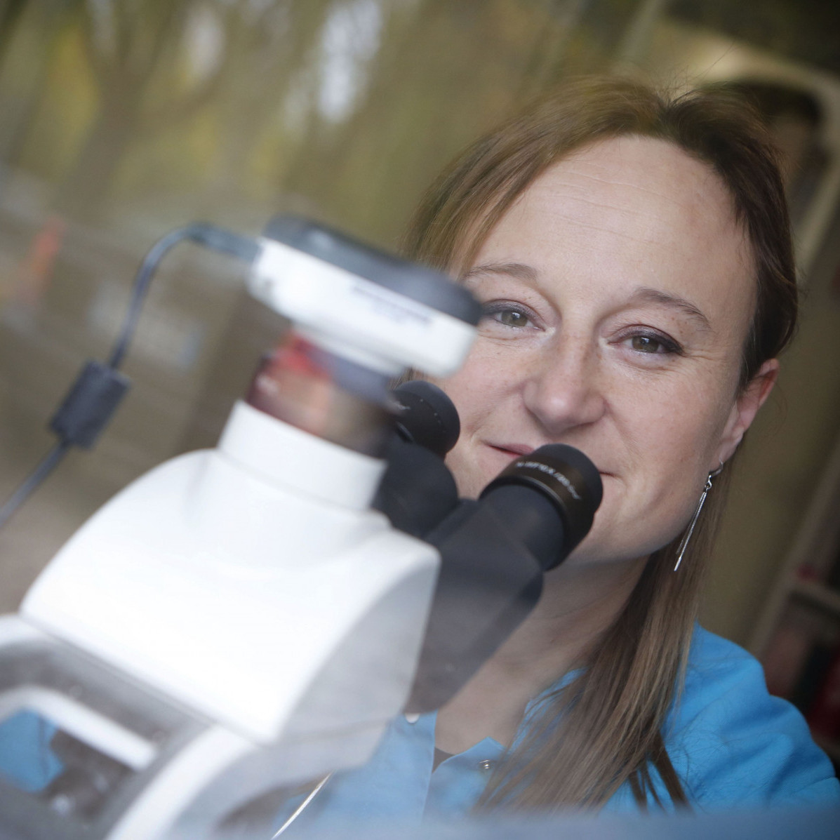 Dr Clarys au microscope